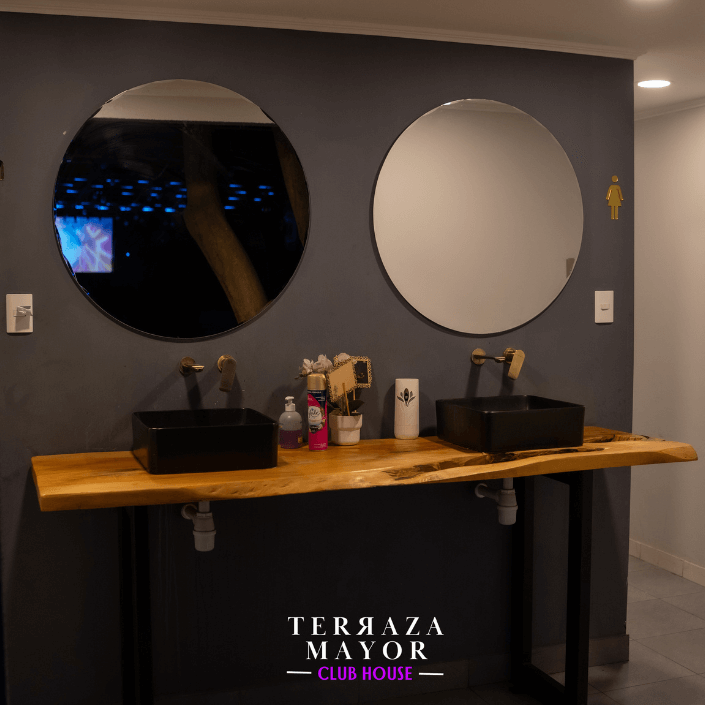 Baños independientes y modernos del salón de eventos