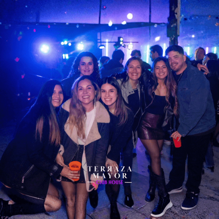 Grupo de invitados celebrando en Terraza Mayor
