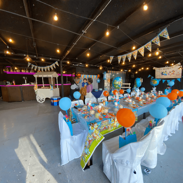 Celebración de cumpleaños infantil en el salón
