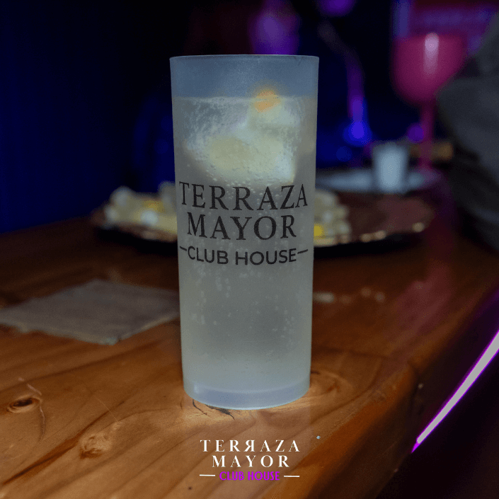 Vasos de vidrio preparados en la barra del salón